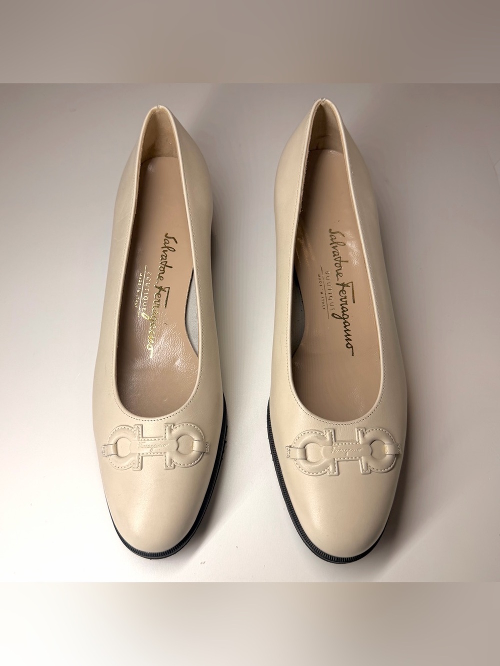 SALVATORE FERRAGAMO Women’s VARA VARINA LILLAZ LEATHER PUMP SHOES Size- 7.5 B